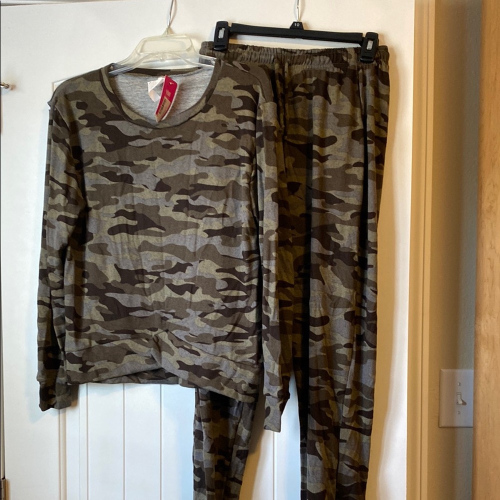 YMI Performance, PJ’s, lounging, top & bottoms. Very soft material. Size M, NWT